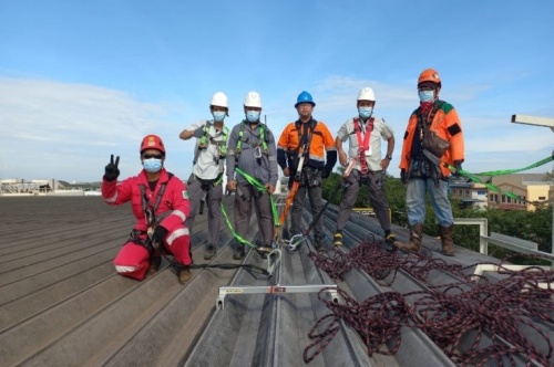 Instalasi Roof Horizontal Lifeline System di PT Panasonic Industrial Devices Batam